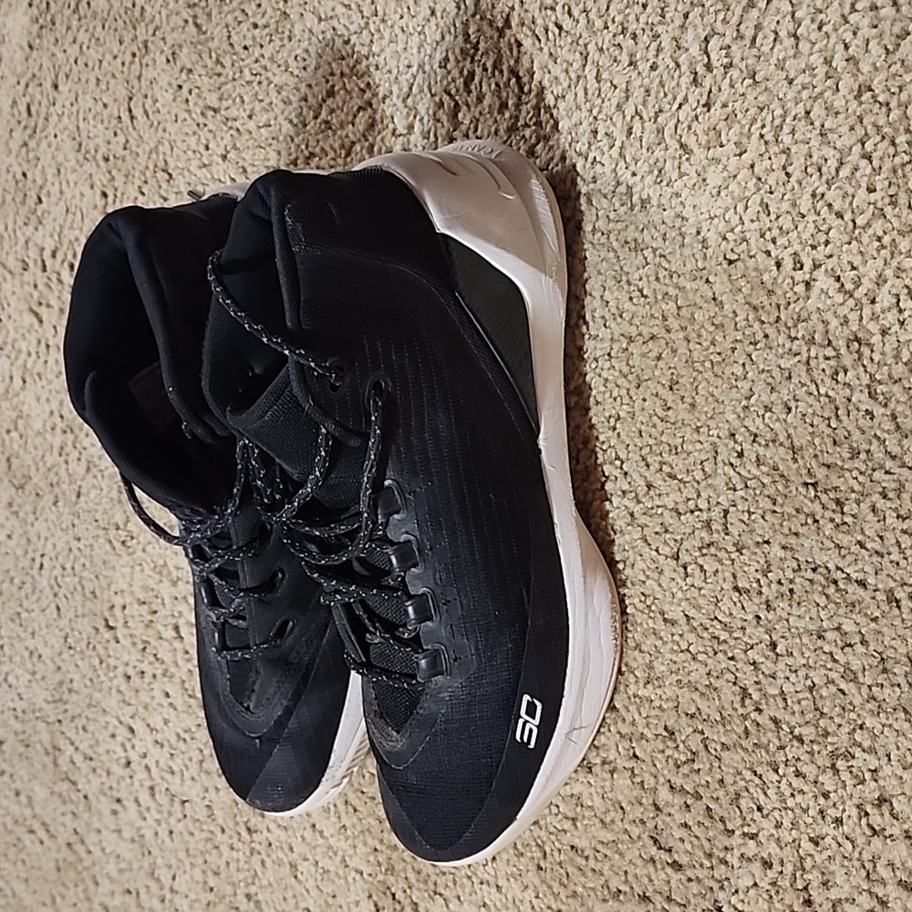 Under armour basketball shoes! - Picture 3 of 6